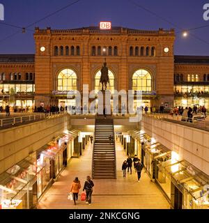 Bahnhofstraße am Abend, einschließlich der Niki-de-Saint-Phalle-Promenade mit dem Hauptbahnhof Hannover, Niedersachsen Stockfoto