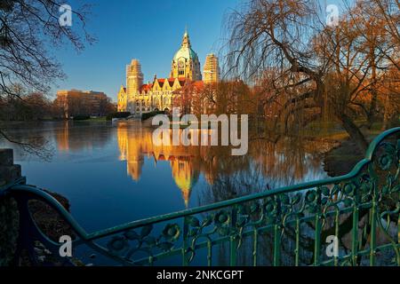 Neues Rathaus mit der denkmalgeschützten Maschpark Bridge und dem Masch Pond, Hannover, Niedersachsen, Deutschland Stockfoto