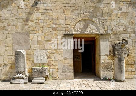 Fassade mit Reliefsteinen und Inschriften, Sanctuary, Chiesa Santa Maria del Canneto, Santuario Madonna di Canneto, Roccavivara, Molise Stockfoto