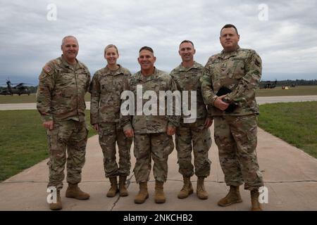 USA Generalstaatsanwalt 5 Allen Robinson, Oberbefehlshaber der Nationalgarde von Michigan, links, steht neben Master Sgt. Lacy Kutz, dem Oberbefehlshaber des Haftbefehls, USA Army Reserve Command, Chief Warrant Officer 5 Patrick Nelligan, Command Chief Oversight Officer, USA Army Reserve Command, Oberst Gunnar Kiersey, stellvertretender Chirurg, Army National Guard, und Chief Warrant Officer Daniel Bish, Executive Officer des Kommandovollzugsbeamten, USA Reserve-Kommando Der Armee. Zusammen besuchten sie das 1-111. General Support Aviation Bataillon, Florida Nati Stockfoto