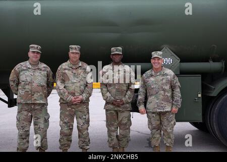 USA Feldwebel Felix Guerrero, Left, Feldwebel 1., Klasse Jerry Coleman und Feldwebel 1., Klasse Hardy Kendrick, die alle der 425. Transportation Company, Saline Kan, zugeteilt sind, werden von Chief Warrant Officer 5 Patrick Nelligan, Kommandobeamter des Durchsuchungsbefehls, USA, besucht Army Reserve Command, 13. August 2022 während des Northern Strike im Camp Grayling Joint Maneuver Training Center in Grayling, Michigan. Northern Strike ist dafür bestimmt, über 7.400 Servicemitarbeiter mit verschiedenen Schulungsformen herauszufordern, die die Interoperabilität zwischen mehreren Komponenten, multinationalen und behördenübergreifenden Partnern fördern. Stockfoto