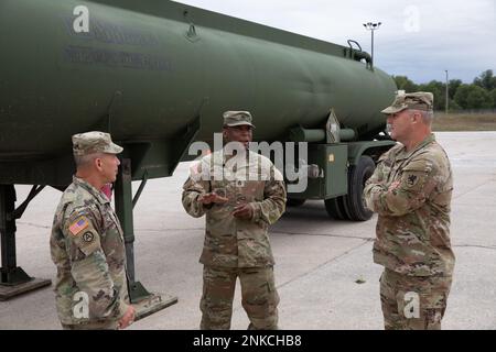 USA Army Sgt. 1. Class Hardy Kendrick, 425. Transportation Company, Salina, Kan. Erklärt den Treibstofftransport dem Chief Warrant Officer 5 Patrick Nelligan, Kommandodirektor des Durchsuchungsbefehls, USA Army Reserve Command und Chief Warrant Officer 5 Allen Robinson, Command Chief Oversight Officer, Michigan National Guard, 14. August 2022 während des Northern Strike im Camp Grayling Joint Maneuver Training Center in Grayling, Michigan. Northern Strike ist dafür bestimmt, über 7.400 Servicemitarbeiter mit verschiedenen Schulungsformen herauszufordern, die die Interoperabilität zwischen mehreren Komponenten, multinationalen und fördern Stockfoto