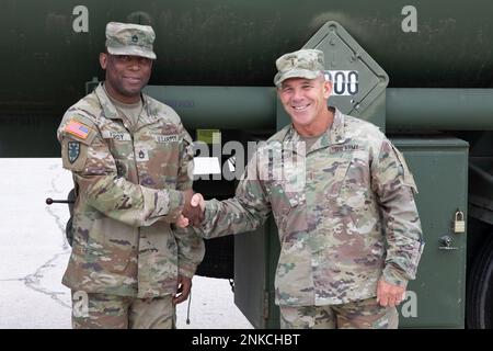 USA 5 Patrick Nelligan, Befehlshaber des Durchsuchungsbefehls, USA Army Reserve Command, übergibt seine Kommandomünze an Sergeant 1. Class Hardy Kendrick, 425. Transportation Company, Salina, Kan., für seine herausragende Hingabe zu seinem Job am 13. August 2022 während des Northern Strike im Camp Grayling Joint Maneuver Training Center in Grayling, Michigan. Northern Strike ist dafür bestimmt, über 7.400 Servicemitarbeiter mit verschiedenen Schulungsformen herauszufordern, die die Interoperabilität zwischen mehreren Komponenten, multinationalen und behördenübergreifenden Partnern fördern. Stockfoto