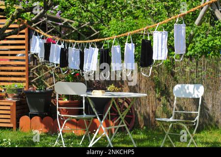 Selbstgenähte Mund-Nasen-Schutzmasken trocknen auf einer Wäscheleine, Bayern Stockfoto