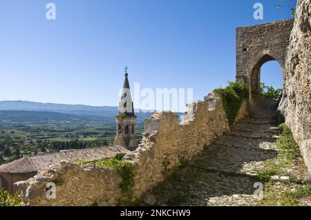 Blick auf Sain-Saturnin-les-Apt im Departement Vaucluse in der Region Provence-Alpes-Cote-dAzur, Frankreich Stockfoto