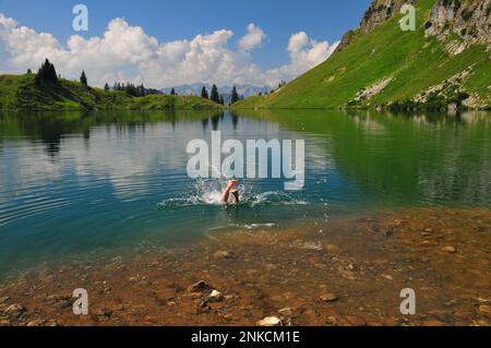 Männer baden in Seealpsee, Oberstdorf, in den Allgaeu-Alpen, Schwaben, Bayern, Deutschland Stockfoto