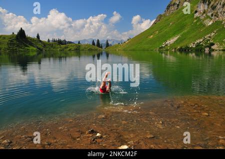 Männer baden in Seealpsee, Oberstdorf, in den Allgaeu-Alpen, Schwaben, Bayern, Deutschland Stockfoto