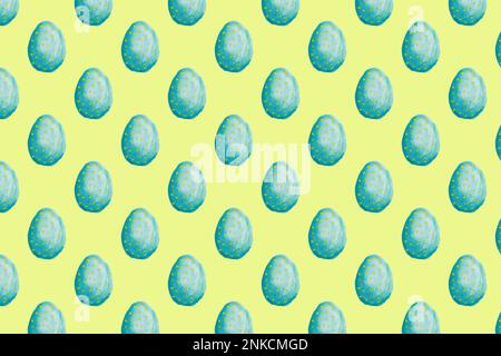 Nahtloses Muster handbemalter blauer ostereier auf gelbem Hintergrund Stockfoto