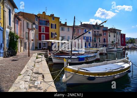 Fischerboote am Quai Brescon in Martigues im Süden Frankreichs, Departement Bouches-du-Rhone, Region Provence-Alpes-Cote dAzur, Frankreich Stockfoto