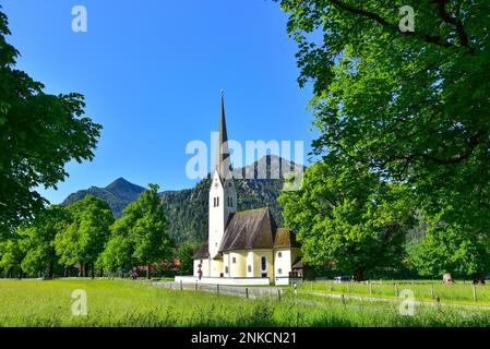 Kirche St. Leonhard in Fischhausen, Schliersee, Bezirk Miesbach, Bayern, Deutschland Stockfoto