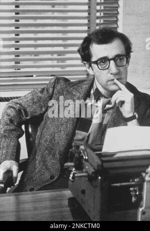 1976 , USA : WOODY ALLEN vorne ( Il Prestanome ) von Martin Ritt , Drehbuch von Walter Bernstein - FILM - Regista - Filmregisseur - attore - Schauspieler - Unamerikanische Aktivitäten Subkomitee - McCarthy - McCarthy - McCarthy - MACCARTISMO - COMUNISMO - COMUNISTA - SINISTRA - KOMMUNIST - KOMMUNISMUS - CACCIA ALLE STREGHE - Portrait - Occhiali - Occhiale - Brillen - Krawatte - Cravatta - Denker - Pensatore - Macchina da Scrivere - Schreibmaschine ---- NON PER USO PUBBLICITARIO - NICHT FÜR WERBEZWECKE - --- NUR REDAKTIONELLE VERWENDUNG ---- Archivio GBB Stockfoto