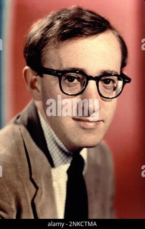 1965 , USA : der Schauspieler und Filmregisseur WOODY ALLEN in WHAT's NEW , PUSSYCAT ? ( 1965 - Ciao , Pussycat ?) Von Clive Donner. - FILM - FILM - KINO - attore - regista cinematografico - Occhiali da vista - Brille - Linse - Cravatta - Krawatte - Archivio GBB Stockfoto