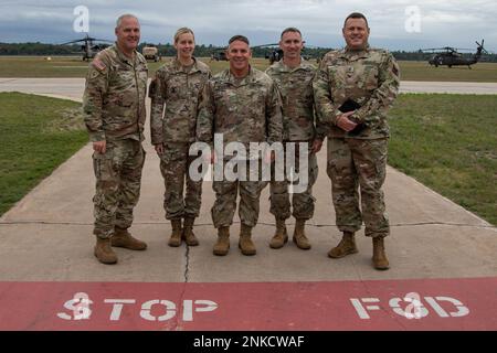 USA Generalstaatsanwalt 5 Allen Robinson, Oberbefehlshaber der Nationalgarde von Michigan, links, steht neben Master Sgt. Lacy Kutz, dem Oberbefehlshaber des Haftbefehls, USA Army Reserve Command, Chief Warrant Officer 5 Patrick Nelligan, Command Chief Oversight Officer, USA Army Reserve Command, Oberst Gunnar Kiersey, stellvertretender Chirurg, Army National Guard, und Chief Warrant Officer Daniel Bish, Executive Officer des Kommandovollzugsbeamten, USA Reserve-Kommando Der Armee. Zusammen besuchten sie Soldaten, die dem 1. General Support Aviation Battalio zugeteilt wurden Stockfoto