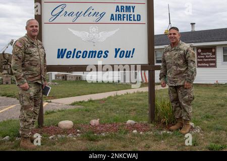 USA Army Chief Warrant Officer 5 Allen Robinson, Kommandodirektorin der Michigan National Guard, Left, steht neben Chief Warrant Officer 5 Patrick Nelligan, Kommandodirektorbeamter des Durchsuchungsbefehls, USA Army Reserve Command, auf dem Grayling Army Airfield während des Northern Strike, 13. August 2022. Northern Strike 22 bringt vom 6. Bis 20. August 2022 im National All Domain Warfighting Center etwa 7.400 Teilnehmer aus 19 Staaten und 4 Koalitionsländern nach Nord-Michigan, um die Bereitschaft und Interoperabilität mehrteiliger, multinationaler und interinstitutioneller Partner zu validieren. Stockfoto