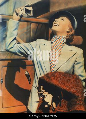 1933 , USA : die gefeierte schwedische Filmschauspielerin GRETA GARBO kehrt nach einer europareise nach Hollywood zurück -. FILM - KINO - attrice cinematografica - Film - Kino - Porträt - Rituto - Lächeln - sorriso - Hut - cappello - Foulard - giacca - Mantel - Jacke - Archivio GBB Stockfoto