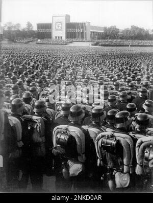 SS-VT in voller Marschordnung bei der Nürnberger Rallye 1935. Die SS-Verfügungstruppe (SS-VT oder V-Truppe) wurde 1934 als Kampftruppe für die Nazipartei gebildet. Am 17. August 1938 entschied Adolf Hitler, dass die SS-VT weder der Ordnungspolizei (reguläre Polizei) noch der Wehrmacht angehöre, sondern dem Führer zur Verfügung stehende militärisch ausgebildete Männer. 1940 waren diese SS-Einheiten zum Kern der Waffen-SS geworden. Stockfoto