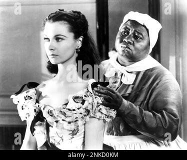 1939 , USA : die Filmschauspielerin VIVIEN LEIGH ( 1913 - 1967 ) mit HATTIE McDaniel ( Mammy ) in VOM WINDE VERWEHT ( Via col vento ) Von Victor Fleming - KINO - FILM - Balia - Serva - Governante - Magidroom - Cameriera - Scollatura - Decolleté - Nekkopening - Ausschnitt - MC DANIEL --- Archivio GBB Stockfoto