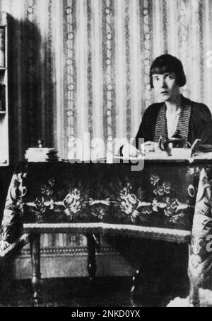 1920 , Mentone , Frankreich : die gefeierte Schriftstellerin KATHERINE MANSFIELD ( Wellington , Neuseeland 1888 - Fontainebleau 1923 ) in der Villa Isola Bella - SCRITTRICE - SCRITTORE - LETTERATURA - LITERATUR - letterato - Portrait - ritratto --- Archivio GBB Stockfoto