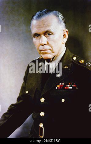 1946 , USA : Offizielles militärisches Portrait von General George Catlett Marshall ( 1880 - 1959 ) war ein amerikanischer Militärführer , Stabschef der Armee , Außenminister und dritter Verteidigungsminister . Marshall diente während des Krieges als Stabschef der US-Armee und als Chefmilitärischer Berater von Präsident Franklin D. Roosevelt. Als Außenminister wurde sein Name dem Marshall-Plan verliehen , für den er 1953 den Friedensnobelpreis erhielt .- FOTOSTORICHE - GESCHICHTE - KLAVIER MARSHALL - RICOSTRUZIONE DALLA SECONDA GUERRA MONDIALE - WW2. - Zweiter Weltkrieg - WELTKRIEG - Welt Stockfoto