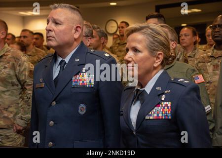 Oberstleutnant Eric Stringer, der 152. Kommandeur der Medizinischen Gruppe, Und Major General Shanna Woyak, Direktorin der Small Market and Stand Alone Medical Treatment Facility Organization (SSO) der Defense Health Agency, steht bei Stringers Beförderungszeremonie am 14. August 2022 auf dem Luftwaffenstützpunkt Nevada in Reno im Mittelpunkt. Woyak war der leitende Beamte der Zeremonie und ehemaliger Kommandeur der 152. Medical Group. Stockfoto