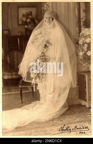 1920 Ca , Paris , FRANKREICH : eine edle Frau in Hochzeitskleidung . Foto: Christian Duvivier , Paris . Das Foto Duvivier war der Vater des berühmtesten französischen Regisseurs Julien Duvivier ( 1896 - 1967 ) - EHE - MATRIMONIO - NOZZE - abito da SPOSA - HOCHZEITSKLEID PARTY - BRAUT - Cerimonia - FOTO STORICHE - GESCHICHTSFOTOS - STOCK - SVIZZERA - Hut - cappello - XX. JAHRHUNDERT - NOVECENTO - Hut - cappello Cuffia - Tulle - Strascico - FAMIGLIA - FAMILIE - PARENTI - Festa - Party - Ricevimento - STOCK - Velo - Schleier - Blumen - fiori - fiore - Rosen - rosa - Rose - PARIGI Stockfoto
