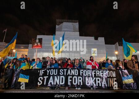 London, Großbritannien. 23. Februar 2023 Am Vorabend des ersten Jahrestages der russischen Invasion des Landes haben sich Menschen auf dem Trafalgar-Platz versammelt, um eine Nachtwache für die Ukraine abzuhalten. Kredit: Kiki Streitberger/Alamy Live News Stockfoto