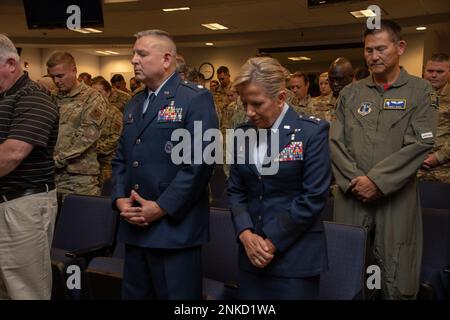 Oberstleutnant Eric Stringer, der 152. Kommandeur der Medizinischen Gruppe, Und Major General Shanna Woyak, Direktorin der Small Market and Stand Alone Medical Treatment Facility Organization (SSO) der Defense Health Agency, beugte sich während Stringers Beförderungszeremonie am 14. August 2022 auf dem Luftwaffenstützpunkt Nevada in Reno. Woyak war der leitende Beamte der Zeremonie und ehemaliger Kommandeur der 152. Medical Group. Stockfoto