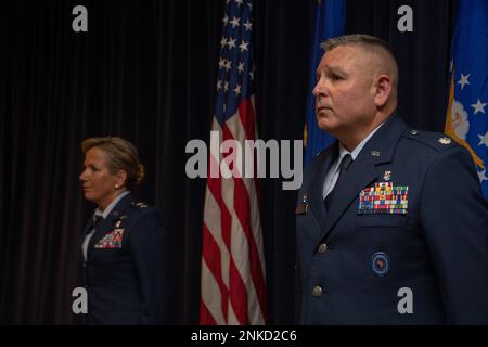 Oberstleutnant Eric Stringer, der 152. Kommandeur der Medizinischen Gruppe, Und Major General Shanna Woyak, Direktorin der Small Market and Stand Alone Medical Treatment Facility Organization (SSO) der Defense Health Agency, steht während Stringers Beförderungszeremonie am 14. August 2022 auf dem Luftwaffenstützpunkt Nevada in Reno zur Verfügung. Woyak war der leitende Beamte der Zeremonie und ehemaliger Kommandeur der 152. Medical Group. Stockfoto