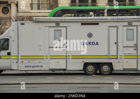 Mobile Garda Van in O'Connell Street, Dublin, Irland. Stockfoto