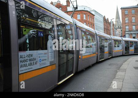 Luas-Straßenbahn im Stadtzentrum von Dublin, Dublin, Irland. Stockfoto