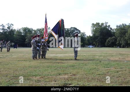 Truppenführer, Oberst Efrem Slaughter, USA Stabschef des Army Civil Affairs and Psychological Operations Command (Airborne) überreicht der offiziellen Partei das Kommando während der gemeinsamen Zeremonie zum Kommandowechsel, Verantwortungswechsel und Pensionierung am 13. August 2022 in Fort Bragg, NC, dem Hauptparadenfeld. Stockfoto