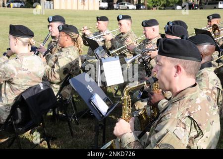 Die 208. Army Band lieferte Musik und zeremonielle Anregungen für die Festlichkeiten in den USA Army Civil Affairs and Psychological Operations Command (LUFTGESTÜTZTES Kommando), gemeinsamer Kommandowechsel, Verantwortungswechsel, Ruhestandszeremonie in Ft. Bragg, NC., 13. August 2022. Stockfoto