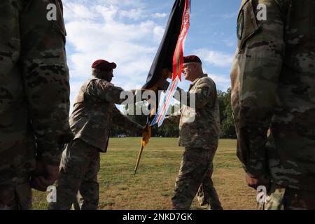 Oberstleutnant Peter Trotter, kommt an den USA vorbei Farben des Army Civil Affairs and Psychological Operations Command (AIRBORNE) für den pensionierten Kommandeur, Generalleutnant Jeffrey Coggin, während der gemeinsamen Befehlswechsel-, Zuständigkeitswechsel- und Ruhestandszeremonie auf dem Hauptpostenparade-Feld, Ft. Bragg, NC., 13. August 2022. Stockfoto