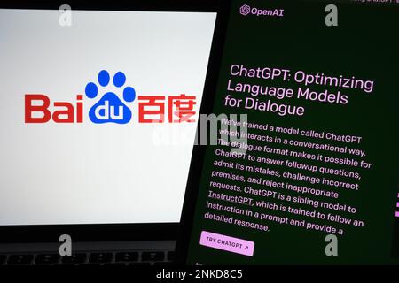 ChatGPT-Chat bot-Anmeldebildschirm auf Tablet und verwischtes Baidu-Firmenlogo auf dem Notebook im Hintergrund. Konzept für den Wettbewerb. Stafford, Vereinigtes Königreich Stockfoto