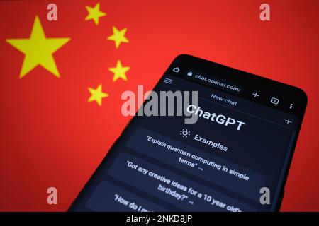 ChatGPT-Chat bot-Bildschirm auf Smartphone und Laptop mit Chat-GPT-Anmeldebildschirm im Hintergrund. Ein neuer AI-Chatbot von OpenAI. Stafford, Einheit Stockfoto