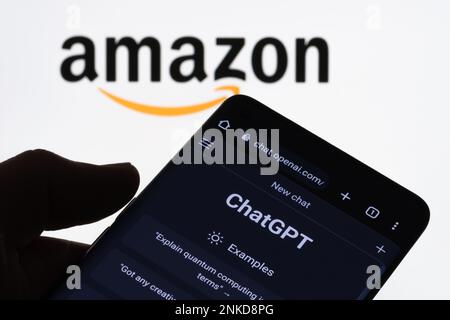 ChatGPT-Chat bot-Bildschirm auf Smartphone und verschwommenes AMAZON-Logo im Hintergrund.AI-Chatbot von OpenAI. Konzept. Stafford, Großbritannien, Februar Stockfoto