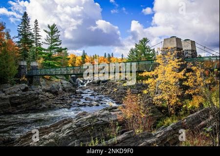 Im Jay Cooke State Park, Minnesota, überquert eine Hängebrücke den Saint Louis River. Stockfoto