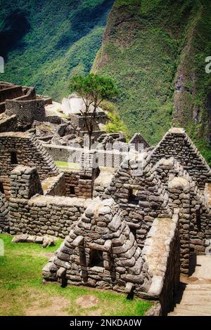 Feine Steinarbeiten an den antiken Inka-Ruinen von Machu Picchu, Peru. Stockfoto