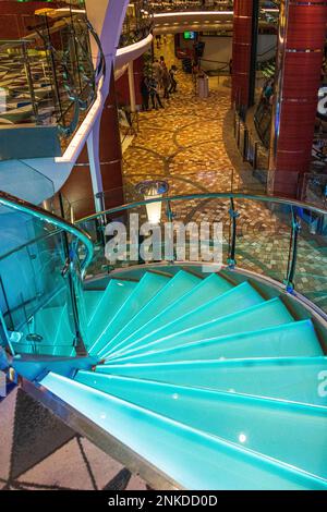 Türkisfarbene Treppe, Allure of the Seas, Royal Caribbean Cruise Lines. Stockfoto