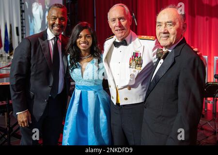 Von links: Steve Davis, Gründer von Tuskegee Next; Raylen Chavers, 2022 Tuskegee Next Graduate; Vice ADM. Kenneth Whitesell, Commander, Naval Air Forces (CNAF); und Rear ADM. (Ret.) Larry Chambers posiert für ein Foto beim fünften jährlichen Tuskegee Next Red Tail Ball in West Chicago, Illinois, August 13. Whitesell überreichte Chambers den Trailblazer Award für sein Engagement, Barrieren abzubauen, den Zugang zu verbessern und allen Menschen neue Chancen zu bieten. Whitesell sprach auch darüber, wie das Vermächtnis der Tuskegee Airmen durch das Programm der CNAF Flight Academy weiterlebt, das vielfältige Elemente enthüllt Stockfoto