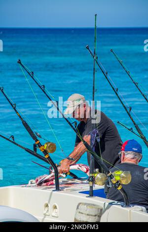 Zwei weiße Männer, bereit für einen Angelausflug, Roatan, Honduras. Stockfoto