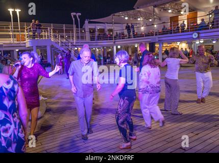 Asiatische Silversea-Bootstour an Bord von Silver Spirit von Singapur nach Hongkong mit Halt in Thailand und Vietnam Deck Party © Neville Marriner Stockfoto