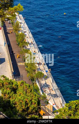 Monaco, Frankreich - 2. August 2022: Solarium Beach Recreation Boulevard entlang Digue de l'Avant Port Path im Hafen von Hercules am Mittelmeer Bene Stockfoto