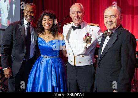 Von links: Steve Davis, Gründer von Tuskegee Next; Kira Madere, 2022 Tuskegee Next Graduate; Vice ADM. Kenneth Whitesell, Commander, Naval Air Forces (CNAF); und Rear ADM. (REt.) Larry Chambers posiert für ein Foto beim fünften jährlichen Tuskegee Next Red Tail Ball in West Chicago, Illinois, August 13. Whitesell überreichte Chambers den Trailblazer Award für sein Engagement, Barrieren abzubauen, den Zugang zu verbessern und allen Menschen neue Chancen zu bieten. Whitesell sprach auch darüber, wie das Erbe der Tuskegee Airmen durch das Programm der CNAF Flight Academy weiterlebt, das vielfältige 11t enthüllt Stockfoto