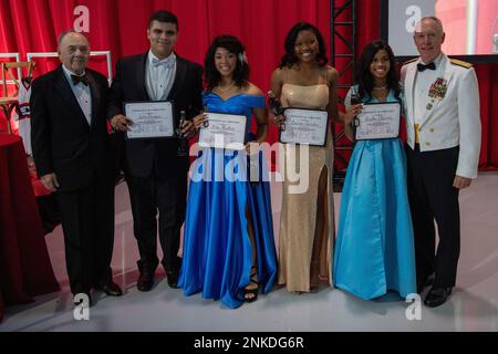 Von links: Hintere ADM. (REt.) Larry Chambers; Tuskegee Next 2022 Absolventen Jairo Vargas, Kira Madere, Lauren Gordon und Raylen Chavers; und Vice ADM. Kenneth Whitesell, Commander, Naval Air Forces (CNAF) posieren für ein Foto beim fünften jährlichen Tuskegee Next Red Tail Ball in West Chicago, Illinois, August 13. Whitesell überreichte Chambers den Trailblazer Award für sein Engagement, Barrieren abzubauen, den Zugang zu verbessern und allen Menschen neue Chancen zu bieten. Whitesell sprach auch darüber, wie das Erbe der Tuskegee Airmen durch das Programm der CNAF Flight Academy weiterlebt, das enthüllt Stockfoto