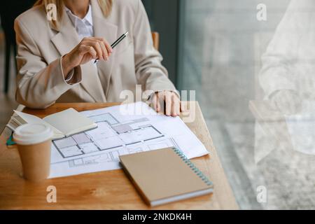 Nahaufnahme einer Geschäftsfrau, die an einem Projekt arbeitet, während sie im Café sitzt Stockfoto