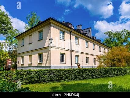 Warschau, Polen - 10. Juni 2022: Historisches Jagd- und Reitmuseum in den Königlichen Bädern Lazienki Krolewskie Park im Stadtteil Ujazdow in Warschau Stockfoto