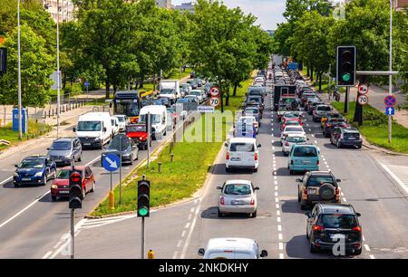 Warschau, Polen - 10. Juni 2022: Starker Hauptverkehrsverkehr auf der Straße Czerniakowska durch den Warschauer Stadtteil Czerniakow Stockfoto