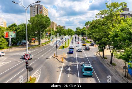 Warschau, Polen - 10. Juni 2022: Starker Hauptverkehrsverkehr auf der Straße Czerniakowska durch den Warschauer Stadtteil Czerniakow Stockfoto