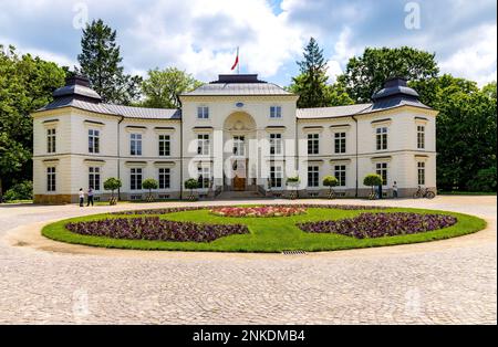 Warschau, Polen - 10. Juni 2022: Historischer Rokoko- und neoklassizistischer Myslewicki-Palast in den Königlichen Bädern Lazienki Krolewskie-Park im Kriegsbezirk Ujazdow Stockfoto